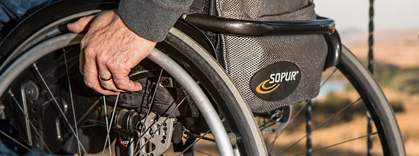 Image-Bild: Nahaufnahme eines Rollstuhls