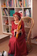 Marile Götz als Geschichtenerzählerin mit Harfe