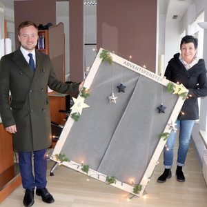 Bürgermeister Stefan Haberl und Christa Scholz präsentieren das Adventsfenster