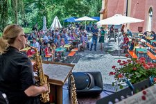 Saxophonspielerin auf Bühne im gefüllten Schlosshof