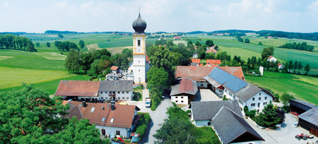Kirche von Hörgersdorf mit Höfen rundherum