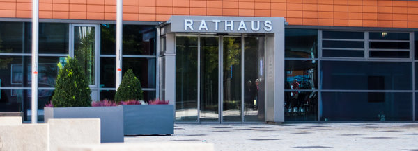 [Translate to English:] Bild: Eingang des Rathauses Taufkirchen (Vils)