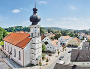Ansicht von oben auf die Taufkirchener Pfarrkirche und den Marktplatz