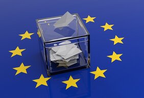 Wahlurne auf Europaflagge