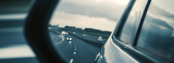 Image-Bild: Autobahn im Seitenspiegel eines Autos