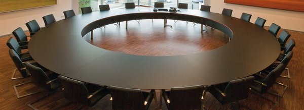 [Translate to English:] Großer Sitzungssaal im Rathaus mit großem runden Tisch 