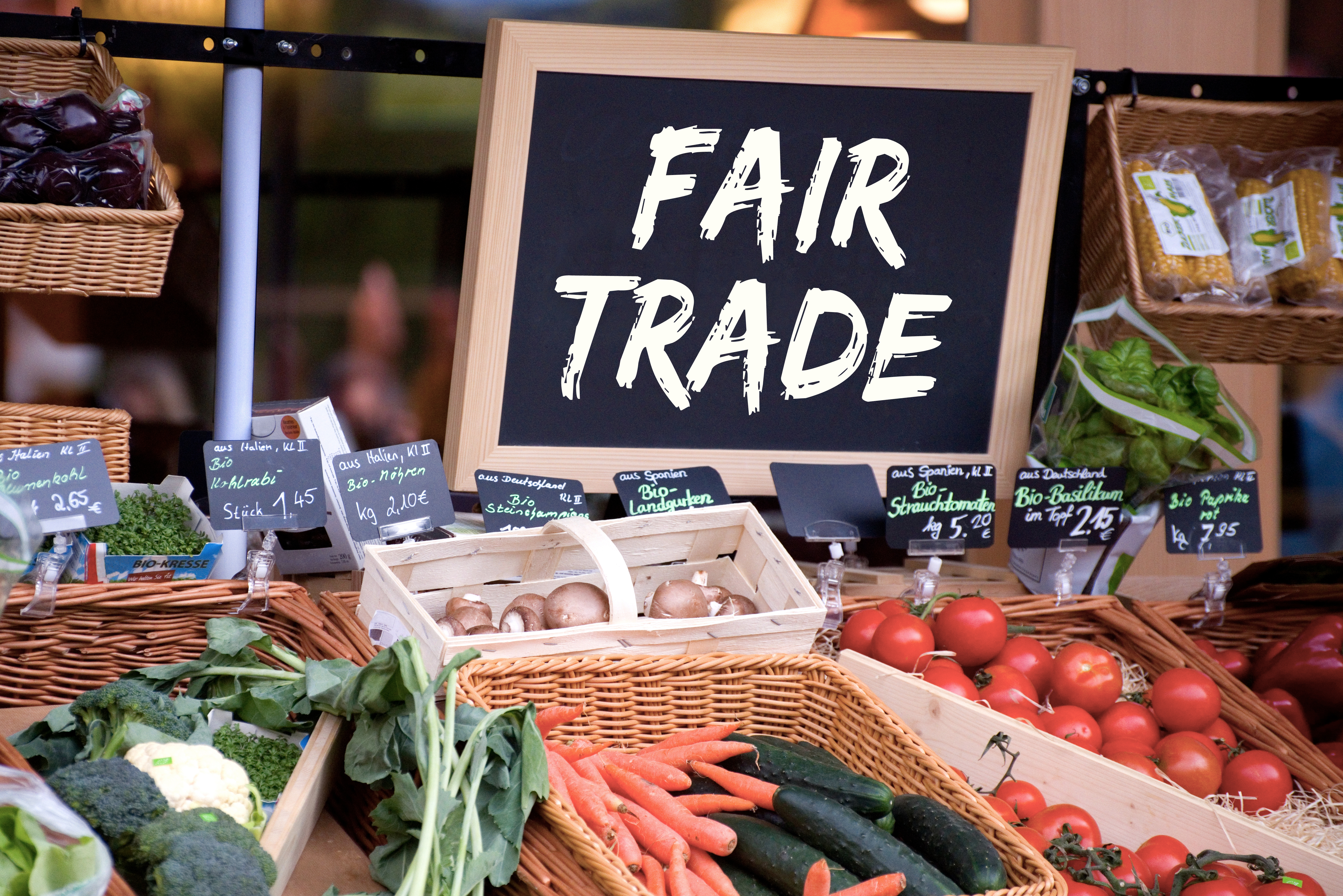 Fair Trade Schild vor Gemüse